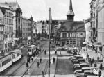 Die Eröffnung der städtischen elektrischen Straßenbahn in Königsberg (Pr) fand am 31. Mai 1895 statt. Bis 1927 gab es fünfzehn Straßenbahnlinien in der Stadt. Jede Linie hatte zunächst eine eigene Erkennungsfarbe, erst 1910 wurden Liniennummern eingeführt. Seit 1922 firmierte der Straßenbahnbetrieb als 'Königsberger Werke und Straßenbahn GmbH'. Im Januar 1945 wurde der Straßenbahnverkehr in Königsberg (Pr) aufgrund der Kriegsereignisse eingestellt. Die Bombenangriffe und der Sturm auf die Stadt hatten der Straßenbahn große Schäden zugefügt: Vier der fünf Depots sowie ein Großteil des Rollmaterials waren zerstört. Das Bild zeigt Straßenbahnen am Steindamm in Königsberg (Pr), darunter ein Zug der Linie 12 (Rosenau Schlachthof – Steindammer Tor – Nordbahnhof –Hardershof). (1931) <i>Foto: RVM</i>