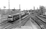 Ein Vollzug mit dem führenden ET 171 012 (LHB/BBC, Baujahr 1940) verlässt den Bahnhof Ohlsdorf. (11.04.1952) <i>Foto: Carl Bellingrodt</i>