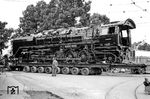 45 012 vom Bw Würzburg stand als Exponat der Deutschen Bundesbahn auf der vom 20. Juni bis zum 11. Oktober 1953 stattfindenden Verkehrsausstellung in München. Hier wird die Lok auf einen Culemeyer-Straßenroller zum Ausstellungsgelände am damaligen (heute: „alten“) Messegelände auf der Theresienhöhe transportiert. (19.06.1953) <i>Foto: BD München (Steidl)</i>