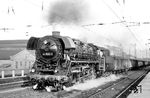 44 0504 (Bw Sangerhausen) fährt am Silvestertag 1980 mit dem Dg 58813 durch Erfurt Hbf. (31.12.1980) <i>Foto: Thomas Fischer</i>