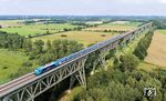 245 207 schiebt den RE 11021 von Westerland (Sylt) nach Hamburg-Altona über die 56 m hohe Hochdonner Brücke. (19.07.2024) <i>Foto: Joachim Schmidt</i>