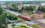 Noch kann man umsteigefrei zur Fähre nach Föhr oder Amrum fahren. Dazu werden im Bahnhof Niebüll bis zu drei Wagen von den IC-Zügen nach Sylt abgekuppelt und von der Privatbahn neg weiter nach Dagebüll Mole gefahren. Dort sind die Fähren nach Föhr und Amrum bequem zu Fuß erreichbar. Dank der Kurswagen ist umsteigefreies Reisen z.B. aus Berlin, Frankfurt (Main), Köln oder Hamburg möglich. 2026 will die Deutsche Bahn ihre direkten Fernverbindungen zum Fähranleger in Dagebüll streichen. Bürgermeister und Touristikunternehmen haben bereits heftige Kritik geübt. 218 322 und 218 379 setzen im Bahnhof Niebüll die Kurswagen vom IC 2310 aus Köln ab. (03.08.2024) <i>Foto: Joachim Schmidt</i>