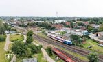 Der Triebwagen der Norddeutschen Eisenbahngesellschaft Niebüll fährt auf dem neg-Gleis zum DB-Bahnhof Niebüll, um dort die Kurswagen des IC 2310 zu übernehmen. Am Triebwagen hängt ein Heizwagen, der die Energieversorgung in den Kurswagen sichern soll. (03.08.2024) <i>Foto: Joachim Schmidt</i>