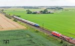 Zugkreuzung im Betriebsbahnhof Lehnshallig: 218 058 (ex 218 412) wartet mit IC 2311 die Begegnung von Autozug AS 1418 nach Westerland (Sylt) mit 245 024 ab. (04.08.2024) <i>Foto: Joachim Schmidt</i>