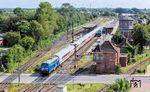 PRESS 218 058 verlässt mit IC 2310 nach Westerland (Sylt) den Bahnhof Niebüll, der auf nordfriesisch 'Naibel' heißt. Rechts steht der alte Wasserturm aus Dampflokzeiten, indem man heute übernachten kann, vorne das Fahrdienstleiter-Stellwerk "Nf" (Baujahr 1926) am Bahnübergang der Gather Landstraße mit dem Gleis der neg. (04.08.2024) <i>Foto: Joachim Schmidt</i>