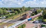 Triebwagen VT 71 der neg bringt die Kurswagen nach Dagebüll Mole aus IC 2310 vom DB-Bahnhof Niebüll zum Bahnhof Niebüll neg. (04.08.2024) <i>Foto: Joachim Schmidt</i>