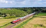 Hinter Klanxbüll erschien IC 2374 nach Westerland (Sylt) mit 218 322 und 218 379 gerade wieder passend im Sonnenlicht. (04.08.2024) <i>Foto: Joachim Schmidt</i>