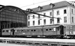 Der sechsachsige DSG-Schlafwagen Nr. 20365 der Bauart WLA6ü pr-11 (Görlitz, Baujahr 1914) in einem Schnellzug nach Hamburg-Altona im Bahnhof Basel SBB. Die Wagen wogen 56,8 t und besaßen 10 Abteile zu je 2 Betten und waren noch bis 1961 im Einsatz. (07.1951) <i>Foto: Alan Orchand</i>