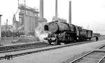 Die ursprünglich für die Deutsche Reichsbahn vorgesehene 42 2737 wurde erst im Januar 1949 von der Wiener Lokfabrik an die Société Nationale des Chemins de Fer Luxembourgeois (CFL) ausgeliefert. Diese reihten die Lok als 5516 ein. Hier wartet sie vor dem Hüttenwerk in Belval auf neue Aufgaben. Das Werk wurde in den Jahren 1909 bis 1912 errichtet und war mit seinen sechs Hochöfen eines der modernsten Hüttenwerke Europas, das bis zu 2000 Menschen beschäftigte. CFL 5516 wurde am 15.06.1964 ausgemustert, das Hochofenwerk Belval existiert heute noch. (07.1956) <i>Foto: Alan Orchand</i>