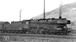 44 1025 wartet im Rangierbahnhof Bingerbrück vor einem Güterzug auf die Abfahrt in Richtung Nahetal oder Mainz-Bischofsheim. (11.1954) <i>Foto: Alan Orchand</i>