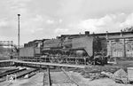 01 2029 vom Bw Berlin Ostbf rückt ins Bw Berlin-Schöneweide ein. Die Lok war von ursprünglich 850 mm Laufraddurchmesser im Drehgestell auf 1000 mm (wie die Serie ab 01 102) umgebaut worden. (02.04.1977) <i>Foto: Alan Orchand</i>