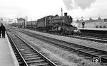 Eine Lok der Hall Class (GWR-class 4900) fährt mit einem Güterzug durch den Bahnhof Swindon in der Grafschaft Wiltshire in der Region South West England.  (1958) <i>Foto: Alan Orchand</i>