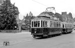 Die Straßenbahn Luxemburg war eine Straßenbahn, die von 1875 bis 1964 in der luxemburgischen Hauptstadt Luxemburg verkehrte. Bis 1908 fuhren Pferdebahnen, seitdem elektrische Straßenbahnen. Am 10. Dezember 2017 wurde mit der 'Stater Tram' der öffentliche Betrieb einer neuen Straßenbahn aufgenommen. Tw No. 22, der hier auf dem Weg zum Bahnhof ist, wurde 1937 in den Werkstätten der Verkehrsbetriebe in Luxemburg/Limpertsberg (Ateliers Municipaux Luxembourg/Limpertsberg) gebaut. Das Fahrgestell stammte von S.L.M. Winterthur. 1964 wurde er ausgemustert. (1958) <i>Foto: Alan Orchand</i>