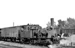 Lok 21 der Vorwohle-Emmerthaler Eisenbahn (Hanomag, Baujahr 1897) rangiert im Bahnhof Hameln. (1947) <i>Foto: Alan Orchand</i>