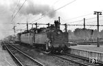 SNCB 53.045 rangiert einen Reisezug an den Bahnsteig in Antwerpen-Schaerbeek. Von den Rangierloks wurden zwischen 1904 und 1927 insgesamt 436 Exemplare gebaut und auf den meisten Bahnhöfen Belgiens zu finden. (1958) <i>Foto: Alan Orchand</i>