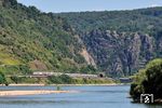 406 580 und 406 511 haben soeben als ICE 627 (Düsseldorf Hbf - München Hbf) den Kammereck-Tunnel bei St. Goar verlassen. Die Folge der wenigen verbliebenen Fernzüge war eine Überbesetzung der Züge. Weitere Unannehmlichkeiten für die Reisenden war die Sperrung des Abschnitts Dortmund – Köln wegen Bauarbeiten zwischen Essen und Duisburg. Die zeitgleich begonnene Sperrung der Riedbahn hatte hingegen keine Auswirkungen.  (04.08.2024) <i>Foto: Zeno Pillmann</i>