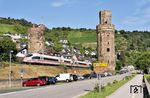 Vor der Eröffnung der Schnellfahrstrecke über Westerwald und Taunus fuhren im Rheintal drei IC-Züge stündlich je Richtung, dazu noch ein Eilzugpaar und ein Nahverkehrszugpaar. Mit der Sperrung der Schnellfahrstrecke entfielen auf der Linken Rheinstrecke alle IC-Zugpaare der Linie Dresden – Hannover – Köln – Frankfurt sowie das ICE-Zugpaar 1626/27, ebenso die beiden EC-Zugpaare Hamburg – Schweiz. Für Reisende in der Hauptferienzeit mehr als ein ärgerliches Übel. 403 063 und 403 599 fahren als umgeleiteter ICE 621 (Düsseldorf Hbf - München Hbf) durch Oberwesel. (30.07.2024) <i>Foto: Zeno Pillmann</i>