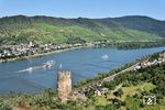 Eine 412-Doppeleinheit als umgeleiteter ICE 2559 bei Niederheimbach mit der Ruine Burg Fürstenberg auf dem Weg nach Basel. Nicht nur die Streckensperrung der Neubaustrecke stellte schon eine erhebliche Einschränkung für die Reisenden dar. Die parallele Verringerung des Zugangebots war dann überhaupt nicht mehr akzeptabel. Ein weiteres Problem für die Reisenden war die Unpünktlichkeit. Die Züge hatten im Rheintal zum Teil Verspätungen von über einer Stunde. Das "Totschlagargument" einer notwenigen Erneuerung der Infrastruktur dazu zu benutzen, den Eisenbahnverkehr zusätzlich drastisch auszudünnen, wie z.B. auch zwischen dem Ruhrgebiet und Berlin, stellt die Notwendigkeit einer solchen Eisenbahn gänzlich in Frage. Viele regelmäßig die Eisenbahn nutzende Fahrgäste kehren ihr bereits den Rücken und suchen sich andere Verkehrsträger. (29.07.2024) <i>Foto: Zeno Pillmann</i>