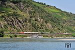 Nördlich von Oberwesel überholt 152 068 mit einem EZ nach Mannheim den Raddampfer "GOETHE" auf dem Rhein. (30.07.2024) <i>Foto: Zeno Pillmann</i>