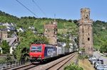 SBBCargo 482 027 fährt mit einem Güterzug durch die bekannten Oberweseler Stadttürme Steingassenturm (links) und Ochsenturm, die früher zur Stadtbefestigung gehörten. Die Linke Rheinstrecke trennt seit 1859 die beiden Türme durch die Aufschüttung eines 5 m hohen Dammes, der von Sankt Goar bis Bacharach reicht. (30.07.2024) <i>Foto: Zeno Pillmann</i>