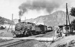 Im Elbsandsteingebirge ist 38 202 (Bw Bad Schandau) mit einem Güterzug am Posten 24 bei Kurort Rathen (Kr Pirna) in Richtung Heimat unterwegs. Bei Kriegende 1945 befand sich die Lok im RAW Böhmisch Leipa und verblieb bei der CSD. (19.07.1943) <i>Foto: Werner Hubert</i>