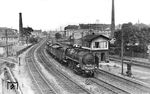 39 110 vom Bw Berlin Anhalter Bf überquert vor D 62 (Berlin Anh Bf – Bodenbach – Prag – Wien FJB) das Kreuzungsbauwerk in Höhe Stellwerk "X" an der Einfahrt in den Dresdner Hauptbahnhof. (1935) <i>Foto: Werner Hubert</i>