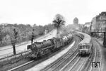 Wettrennen zwischen 41 290 vom Bw Uelzen und dem S-Bahnzug ET 171 007 nach Poppenbüttel in Hamburg-Dammtor. (20.04.1961) <i>Foto: Carl Bellingrodt</i>