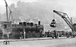 Beim Sonntagsspaziergang waren die Gleisbauarbeiten im Bahnhof Altena (Westf), bei der die Letmather 57 1642 half, eine willkommende Abwechslung. (12.10.1952) <i>Foto: Carl Bellingrodt</i>