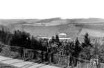 74 490 vom Bw Wuppertal-Langerfeld fährt mit P 1041 (Wuppertal-Oberbarmen – Radevormwald – Brügge/Westf) über die Wupperbrücke bei Krähwinklerbrücke. Der Blick von der Dörperhöhe geht heute hier auf die Wuppertalsperre, in der die Bahnstrecke untergegangen ist. (29.04.1935) <i>Foto: DLA Darmstadt (Bellingrodt)</i>