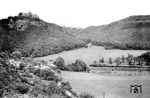 74 590 vom Bw Düren rollt mit P 785 (Düren – Heimbach/Eifel) an der Burg Nideggen vorbei. (03.08.1930) <i>Foto: DLA Darmstadt (Bellingrodt)</i>