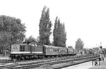 112 115 (Bw Röblingen) stellt in Röblingen einen Personenzug nach Querfurt bereit. Das im Hintergrund zu sehende Bw wurde komplett geschliffen. (06.07.1988) <i>Foto: Thomas Fischer</i>