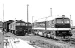 Lokschau im alten Bw Güsten mit der in der sowjetischen Lokomotivfabrik Luhansk (heute Ukraine) gebauten Baureihe 120 (V 200) in verschiedenen Lackierungsvarianten. (06.08.1979) <i>Foto: Thomas Fischer</i>