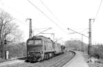 Die Geraer 120 fuhren bis Erfurt. Hier röhrt 120 196 mit einem Güterzug durch den Haltepunkt Hopfgarten, wo 1986 sogar noch die alten Bahnsteiglampen standen. Da die ersten ausgelieferten V 200 ab Werk noch keinen Schalldämpfer besaßen und dadurch einen hohen Lärmpegel erzeugten, wurden sie auch umgangssprachlich als „Taigatrommel“, „Wumme“ oder „Stalins letzte Rache“ bezeichnet.  (05.05.1986) <i>Foto: Thomas Fischer</i>