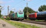 SNCF 475.124 mit SBB-Cargo 193 517 im Schlepp fährt vor einem Umleitergüterzug, der über die Bahnstrecke Wörth–Strasbourg verkehrte, durch Kork. Im Hintergrund wartet Rheincargo 185 586. (11.08.2024) <i>Foto: Thomas Gries</i>