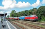 218 369 und PRESS 218 055 erreichen mit einem Autozug aus Sylt den Zielbahnhof Niebüll. (04.08.2024) <i>Foto: Joachim Schmidt</i>