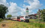 218 497 fährt mit IC 2075 (Westerland/Sylt - Berlin Hbf) durch Risum-Lindholm. Der in den 1980er Jahren aufgelassene Reisezughalt ist seitdem nur noch eine Blockstelle mit Schrankenposten. (04.08.2024) <i>Foto: Atijana Schmidt</i>