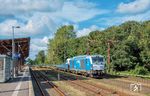 Im Oktober 2016 nahm RDC Deutschland zunächst mit einem eingeschränkten Angebot den regulären Betrieb im Autozugverkehr Niebüll–Westerland zusätzlich zum Angebot der Deutschen Bahn auf. Die Züge verkehren unter der Marke „Autozug Sylt“. Die RDC-Autozüge werden in der Regel von Lokomotiven des Typs Siemens Vectron DE gezogen. Ein solcher Zug erreicht mit 247 909 den Bahnhof Niebüll. (04.08.2024) <i>Foto: Joachim Schmidt</i>