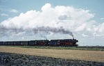 043 196 und 043 336 (44 1203 und 44 336) beschleunigen den 4000-t Erzzug Gdg 52912 kurz hinter Emden bei Petkum. (28.08.1974) <i>Foto: Jürgen Krämer</i>