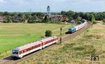 In Risum-Lindholm begegnen sich der "kürzeste Schnellzug der DB" D 1439 nach Bredstedt (628 532) dem entgegenkommenden IC 2310 nach Westerland (Sylt), geführt von PRESS 218 058 (ex 218 412). (04.08.2024) <i>Foto: Joachim Schmidt</i>