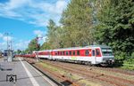 Ab Niebüll hängen die "Schnellzüge" aus Bredstedt (hier 628 532) am 'Sylt-Shuttle' nach Westerland. Bekanntermaßen gibt es den Zug nur, weil sich DB-Fernverkehr so die lukrativsten Trassen für den Autozugverkehr nach Sylt sichern konnte. Dafür lohnt es sich anscheind sogar, einen Zug mehrfach am Tag leer durch die Gegend fahren zu lassen. (04.08.2024) <i>Foto: Joachim Schmidt</i>