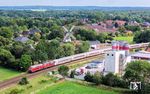 218 322 und 218 379 mit IC 2310 auf dem Weg nach Sylt vor der zweistöckigen Galerieholländermühle 'Aurora' in Weddingstedt. (05.08.2024) <i>Foto: Joachim Schmidt</i>