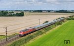 218 379 und 218 322 fahren mit IC 2311 wegen eines Kreuzungshalts in den Betriebsbahnhof Lehnshallig ein. (05.08.2024) <i>Foto: Joachim Schmidt</i>