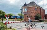 Beim Umsetzen im Bahnhof Niebüll findet an RDC 247 908 ein Personalwechsel statt. Das Stellwerk "Nf" (Hersteller: R. Paul Weinitschke GmbH, Berlin-Lichtenberg) stammt aus dem Jahr 1926 und soll nach 101 Jahren im Jahr 2027 außer Betrieb gehen. (05.08.2024) <i>Foto: Joachim Schmidt</i>