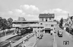 03 017 vom bw Köln-Deutzerfeld fährt mit einem Schnellzug unter dem Reiterstellwerk "Bnb" (1937 - 1996) im Bahnhof Bingen (Rhein) hindurch. (1952) <i>Foto: Reinhold Palm</i>