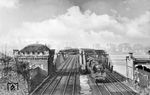 Über die alte Moselbrücke kommend, fährt 03 054 vom Bw Köln Bbf mit dem D 102 (Braunschweig – Köln – Regensburg) nach Koblenz Hbf ein. (22.03.1953) <i>Foto: Carl Bellingrodt</i>