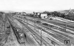 03 093 (Bw Dortmunderfeld) mit dem D 94 nach Köln in Wuppertal-Vohwinkel. Der Blick von der "Langen Brücke" geht ostwärts zum Bahnhof Vohwinkel. Zwischen 1902 und 1908 war der Bahnhof grundlegend umgebaut worden. Dabei entstand das zweite Empfangsgebäude, das in der Bildmitte (oben) zu sehen ist. Gut 100 Jahre später wurde es abgerissen. An seiner Stelle entstanden Lagerhallen, nach deren Abriss eine Wohnbebauung. Die Straßenbezeichnung „Am Stationsgarten“ erinnert heute an den vormaligen Bahnhof. Die Gleisanlagen rechts führen zum/vom Rangierbahnhof Vohwinkel. Heute existieren hier nur noch vier Gleise (Fernbahn und S-Bahn), der Rest ist verschwunden.  (1933) <i>Foto: DLA Darmstadt (Bellingrodt)</i>