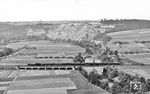 Blick von der Rudelsburg auf die im Saaletal vor dem D 121 dahinziehende Hallenser 03 121. (12.06.1935) <i>Foto: DLA Darmstadt (Bellingrodt)</i>