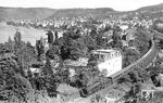 03 167 vom Bw Mainz Hbf führt den F 163 "Loreley-Express" (Basel SBB – Mannheim – Köln – Hoek van Holland) durch das Rheintal in Boppard. Das Mühlbad ist längst abgerissen, dort befindet sich heute ein Parkplatz. (1952) <i>Foto: Carl Bellingrodt</i>