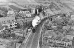 Blick vom Oberweseler Ochsenturm auf die in Richtung Süden vorbeifahrende 03 288 vom Bw Wiesbaden vor dem D 270 (Dortmund – Basel SBB). (17.04.1938) <i>Foto: RVM-Filmstelle Berlin (Bellingrodt)</i>