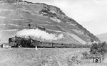 Unterhalb der Bacharacher Weinberge, die u.a. für Riesling und Spätburgunder bekannt sind, dampft 03 289 (Bw Mainz Hbf) mit dem D 204 nach München vorbei. (1952) <i>Foto: Carl Bellingrodt</i>